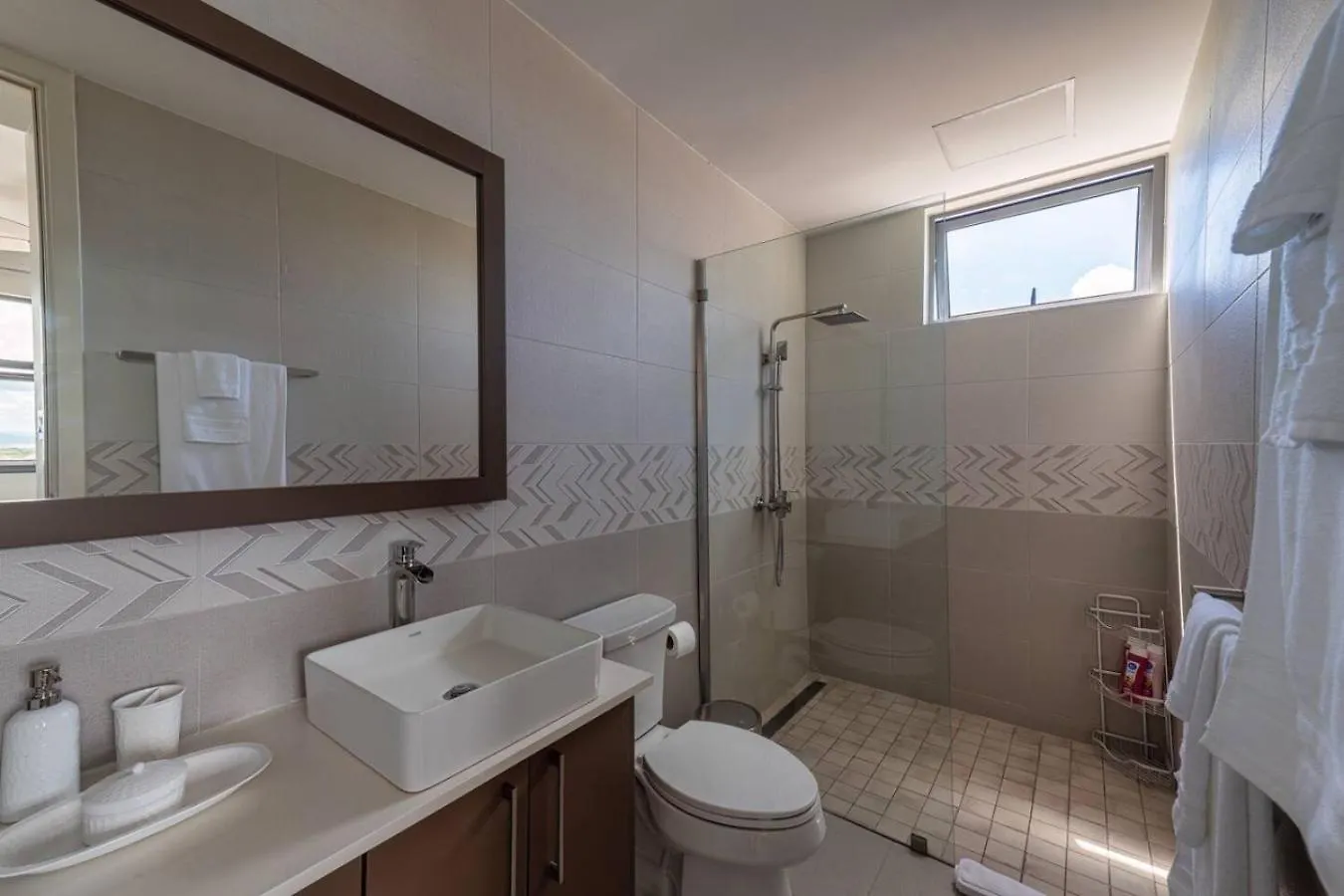 Parkhurst 408 With King Bed And Pool 킹스톤 아파트